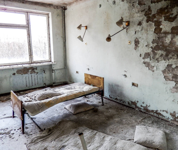 Stad Pripyat in de regio Tsjernobyl in Oekraïne. Ziekenhuis nr. 126, het ziekenhuis dat de eerste slachtoffers van de explosie van de centrale behandelde. - Foto, afbeelding