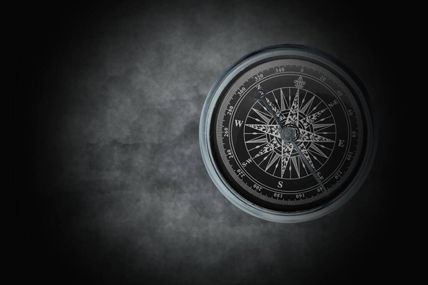 okrągły kompas na abstrakcyjnym tle jako symbol turystyki z kompasem, podróże z kompasem i zajęcia na świeżym powietrzu z kompasem - Zdjęcie, obraz