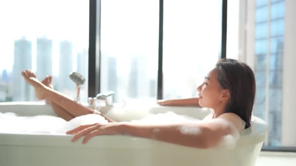 kuvamateriaalia kaunis aasialainen nainen kylvyssä saippuakuplia - Materiaali, video