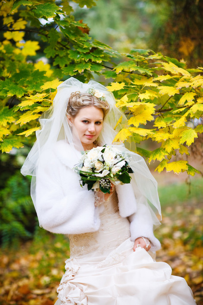 Bride in the park - Фото, изображение