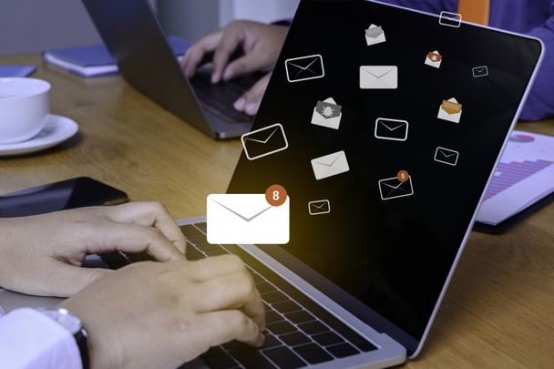 Empresária mão usando laptop na mesa no escritório com novo ícone de sinal de alerta de e-mail pop-up. Tecnologia de mensagem de conexão de comunicação de correio. - Foto, Imagem