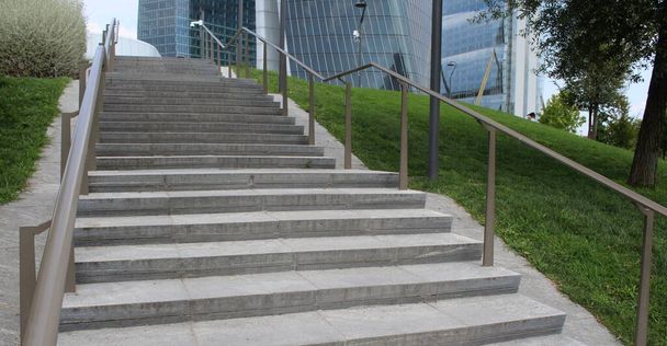 Гранитная лестница в современном центре города - Фото, изображение