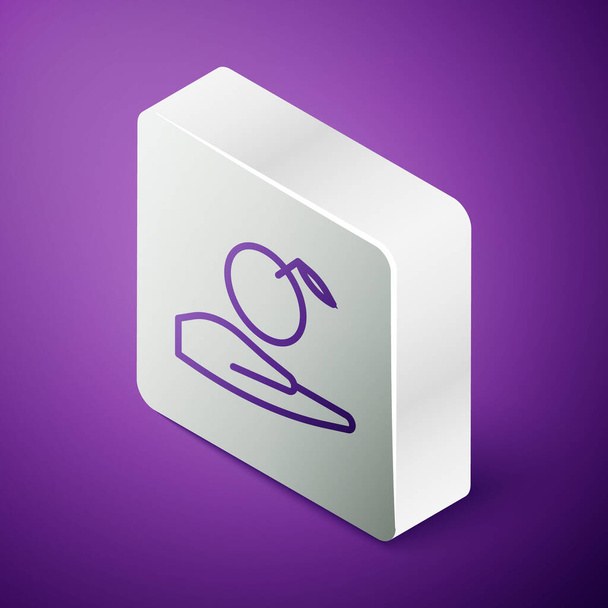 Изометрическая линия Apple в руке значок изолирован на фиолетовом фоне. Фрукты с символом листа. Серебряная кнопка. Векторная миграция - Вектор,изображение