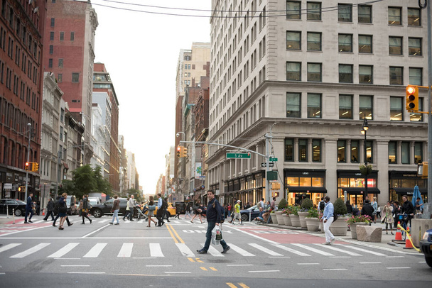 NEW YORK CITY, UNITED STATES - Jul 14, 2017: Horizontal photo of a man walking in New York City, NY on a busy street. - Valokuva, kuva