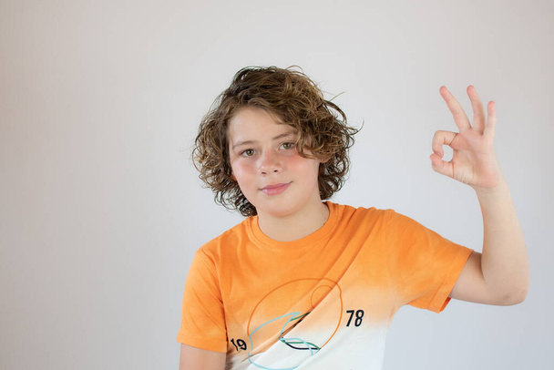 Portret van een lachende jongen met een krullend haar - Foto, afbeelding
