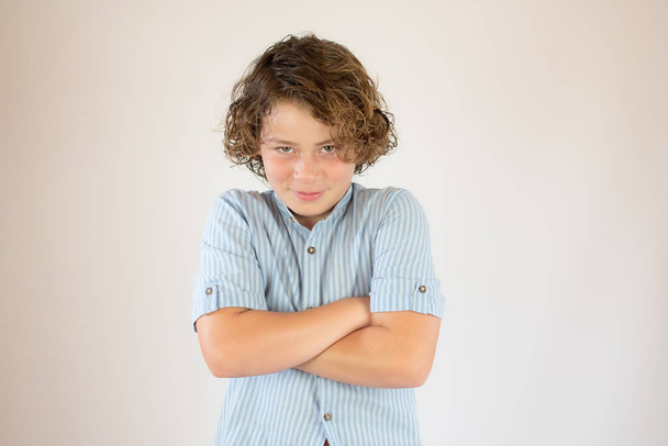 Niño con camisa azul con los brazos cruzados - Foto, imagen
