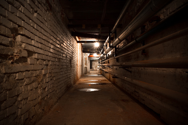 заводський будівельний підвальний коридор
 - Фото, зображення
