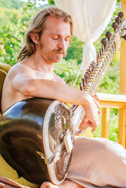 Man playing sitar - Zdjęcie, obraz