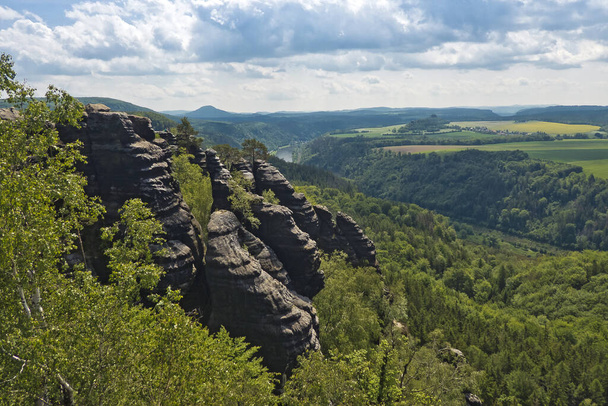 A mesmerizing view of Saxon Switzerland National Park during summer - Foto, afbeelding