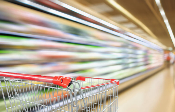 szupermarket élelmiszerbolt gyümölcs- és zöldségpolcokkal belső disszociált háttér üres piros bevásárlókosárral - Fotó, kép