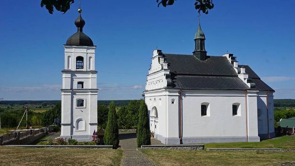 Elias templom - a sírkamra B. Khmelnitsky (Subbotov, Cserkaszi régió, Ukrajna). Itt temették el 1657-ben B. Hmelnyickijt, akinek a teste 1664-ben tűnt el. Ezt az egyedülálló építészeti emlékművet ábrázolják az ötsoros bankjegyen.. - Fotó, kép