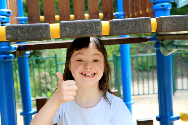 Portret dziewczynki uśmiechniętej w parku - Zdjęcie, obraz
