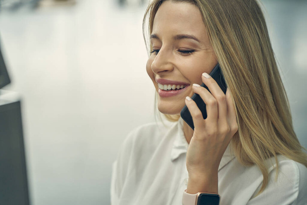 Úžasné blondýny obchodní dáma mluví po telefonu - Fotografie, Obrázek