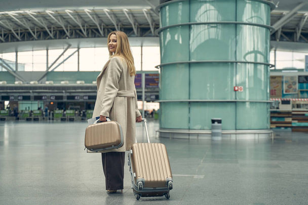 Soort langharige vrouwelijke persoon die op de luchthaven - Foto, afbeelding