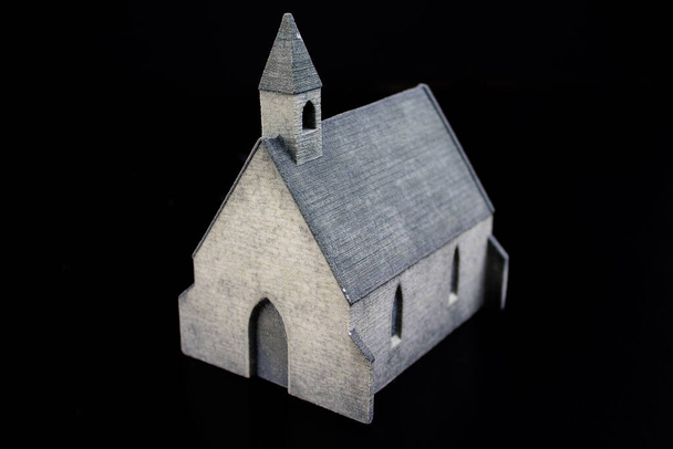 3Dプリンタからの教会。石膏で印刷。正面図 - 写真・画像