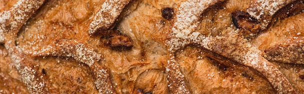 close-up uitzicht op vers gebakken broodkorst, panoramisch schot - Foto, afbeelding