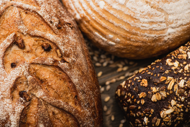 lähikuva tuoretta leipää leipää leipää puupinnalla - Valokuva, kuva