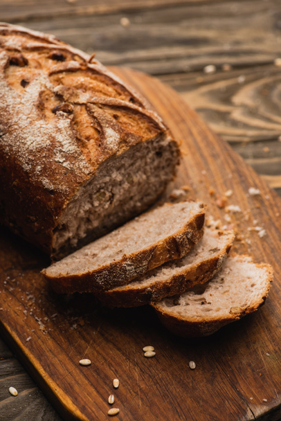 pokroić świeży chleb na drewnianej desce do krojenia - Zdjęcie, obraz