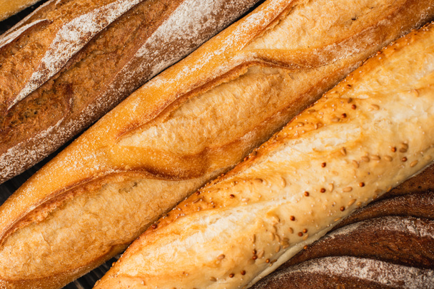 close up view of fresh baked baguette loaves - Foto, afbeelding