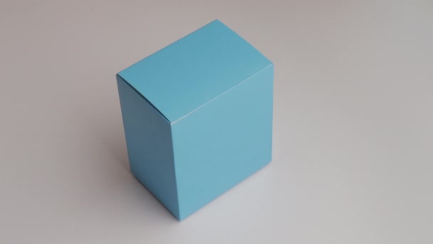 青い箱のモックアップが空の白い背景に - 映像、動画