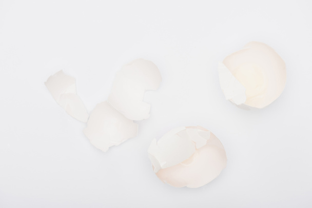 vista superior de la cáscara de huevo aislada en blanco - Foto, Imagen