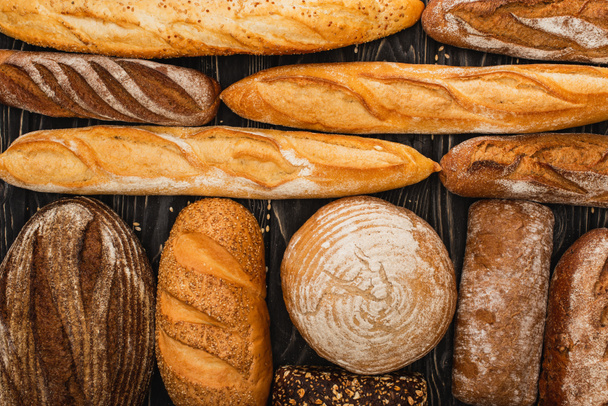 vrchní pohled na čerstvé pečené chlebové bochníky - Fotografie, Obrázek