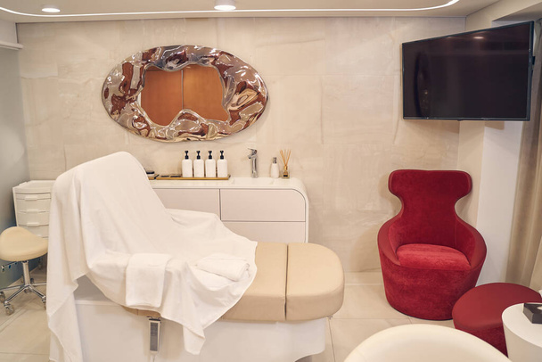 Luxe goed uitgeruste salon ruimte voor schoonheidsbehandeling - Foto, afbeelding