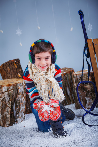 Смішний хлопчик в зимовому одязі
 - Фото, зображення