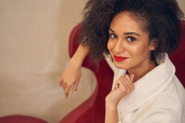 Güzel kıvırcık saçlı Afro-Amerikan kadının büyüleyici bakışı - Fotoğraf, Görsel