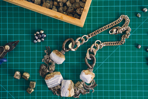 Κάτοψη της κομψής vintage κοσμήματα στο χώρο εργασίας - Φωτογραφία, εικόνα