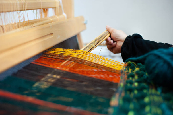 Close-up em mãos de mulher branca desconhecida fazendo cachecol - tecelagem com fio de lã maneira tradicional - produção caseira de arte de pano e conceito de artesanato - Foto, Imagem