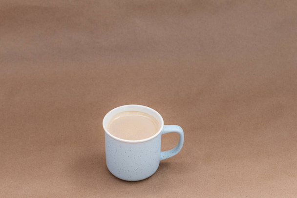 filiżankę domowej roboty gorącej mlecznej kawy z pustym miejscem na tekst. Żywe jasne kolory - Zdjęcie, obraz
