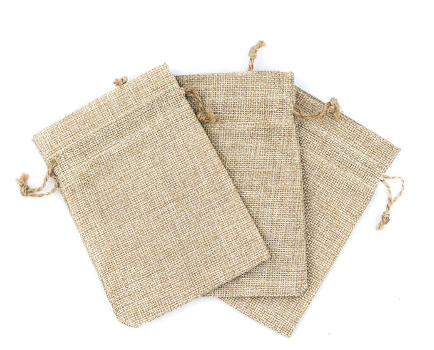 Bolsas de regalo de arpillera sobre fondo blanco aislado - Foto, Imagen