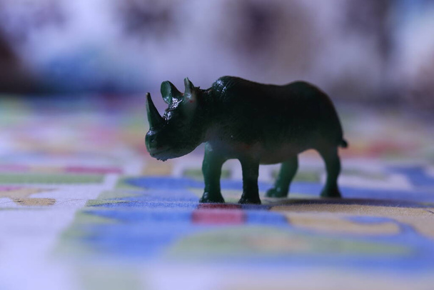 rinoceronte modelo conceito brinquedo no fundo colorido - Foto, Imagem