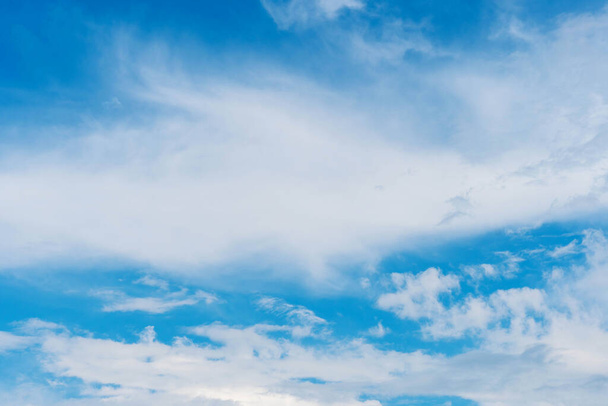 Mooie blauwe lucht met bewolkt weer. Kleur lucht is helder met witte wolken op natuurlijke achtergrond. - Foto, afbeelding
