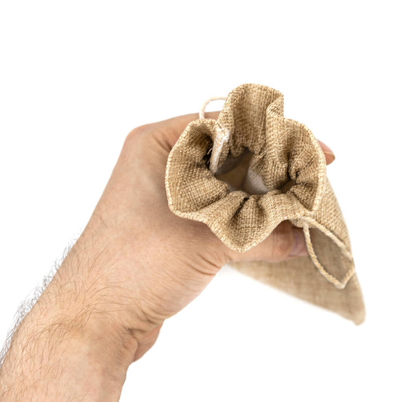 Segurando mão masculina burlap dom sacos no fundo branco isolado - Foto, Imagem