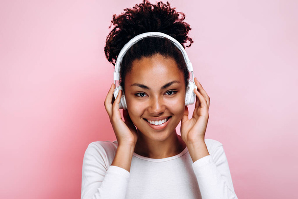 Atractiva joven afroamericana sobre fondo rosa - Foto, imagen