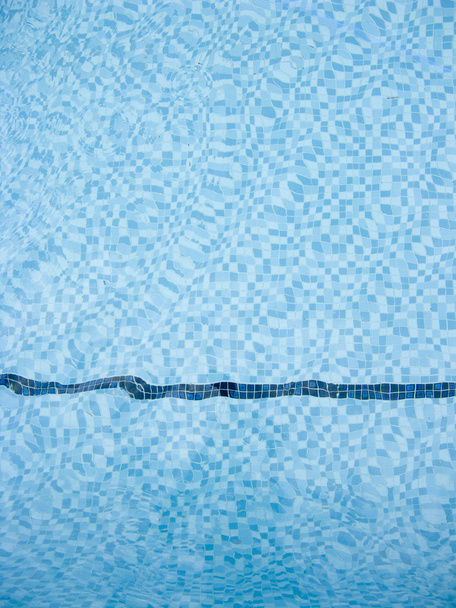 Ondulações e reflexão em uma piscina
 - Foto, Imagem
