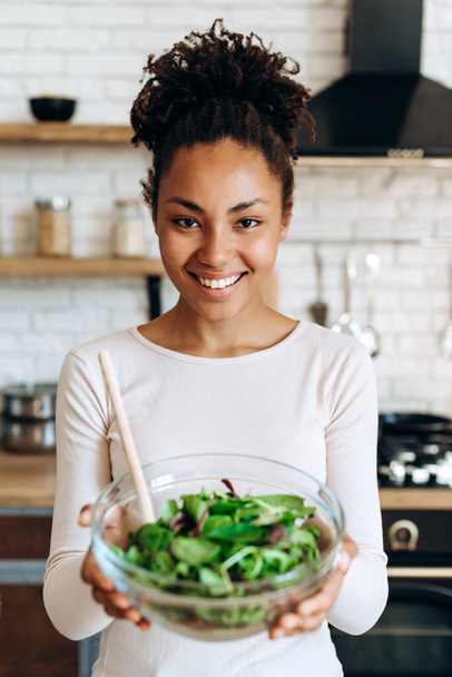 Atraktivní dívka drží domácí čerstvý salát - Fotografie, Obrázek