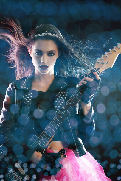 Ροκ πριγκίπισσα παίζει κιθάρα - Φωτογραφία, εικόνα
