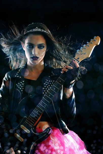 Princesa del rock tocando la guitarra, aislada en negro - Foto, Imagen