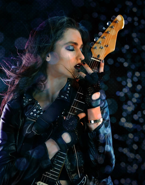 Rock ster poseren met haar gitaar - Foto, afbeelding