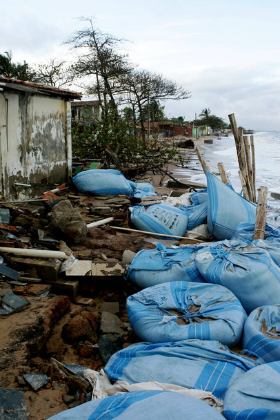 mucuri, bahia / brazil - august 25, 2009: containment made of a sandbag to prevent the sea from rising in constructions on the beach in the city of Mucuri, in southern Bahia. - Photo, Image