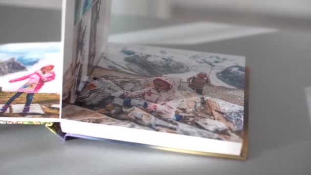 Σελίδα στροφή photobooks στο τραπέζι στο σπίτι - Πλάνα, βίντεο
