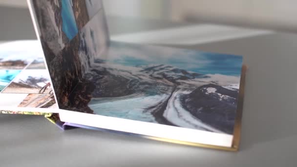 Σελίδα στροφή photobooks στο τραπέζι στο σπίτι - Πλάνα, βίντεο