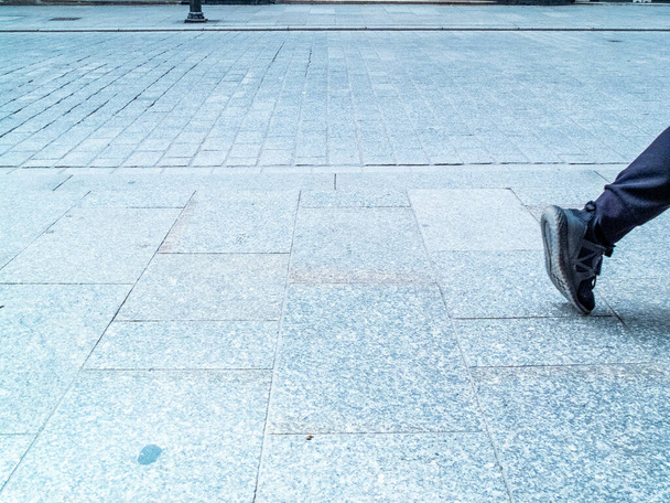 Piede umano nella steet di Cracovia vicino al centro storico - Foto, immagini