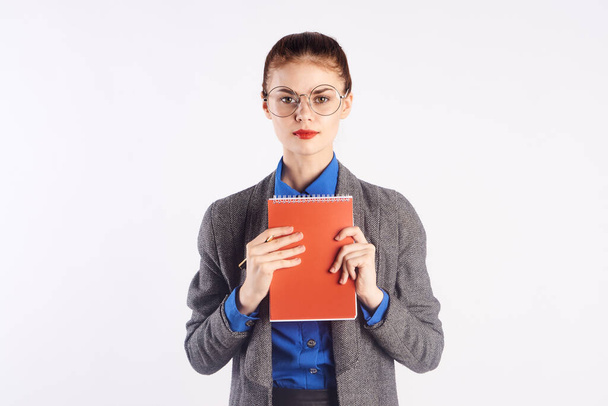naispuolinen opettaja koulutus tiede muistikirja klassinen puku sininen paita lasit nainen  - Valokuva, kuva