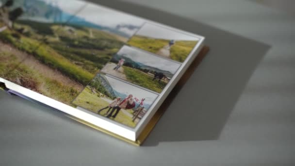 Página Volviendo libros de fotos sobre la mesa en casa - Imágenes, Vídeo