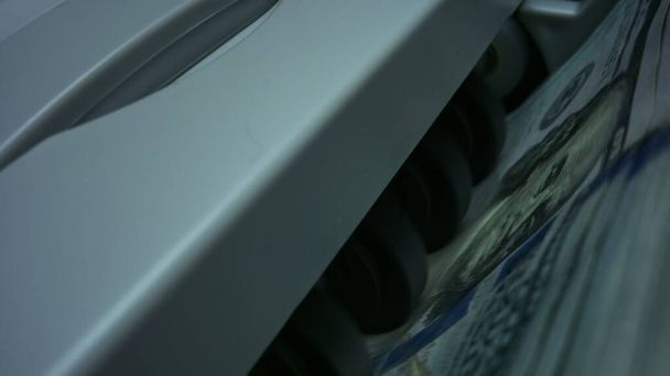 Laite laskee rahaa. Automaattiset pankkiautomaatit käteisrahan laskemista varten - Valokuva, kuva