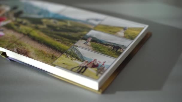 Página Volviendo libros de fotos sobre la mesa en casa - Imágenes, Vídeo